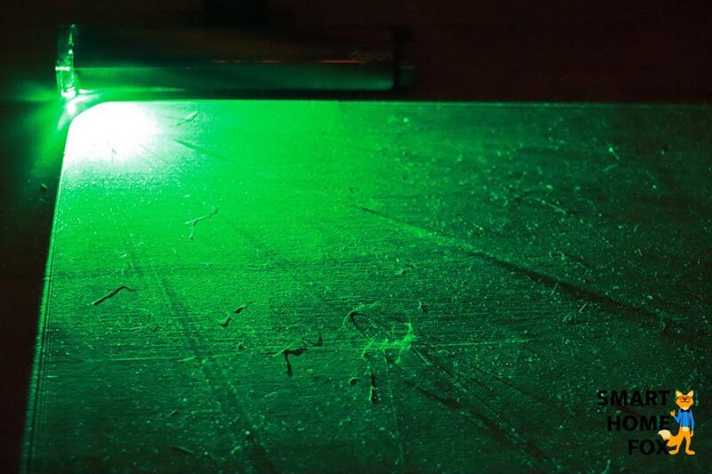 Vor dem Saugen mit Laser im Dunkeln